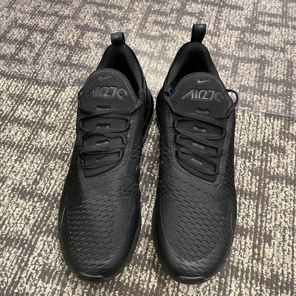 Men’s black Nike 270 sneakers